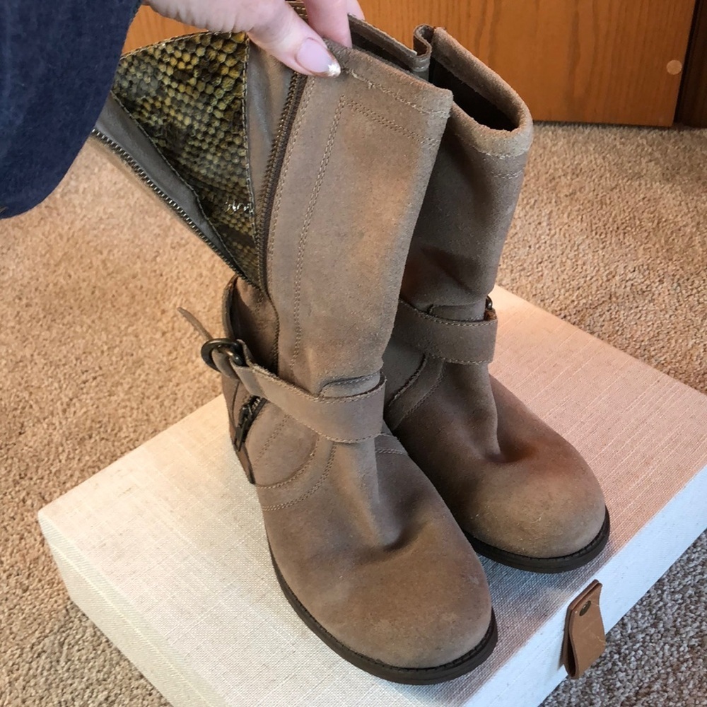 UGG leather biker boot Silva light tan genuine suede side lizard accent 7